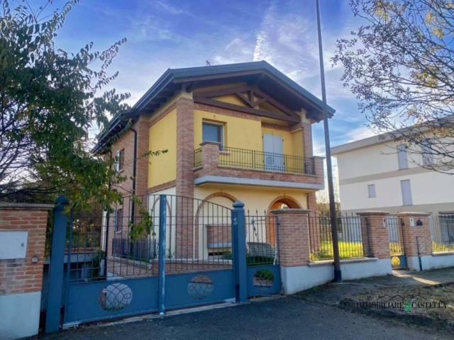 Villa Indipendente in vendita a Val d’Enza, Re