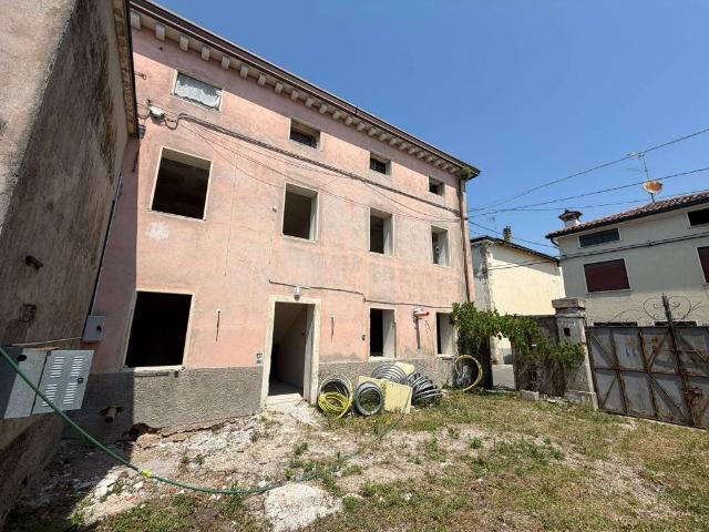 Villa Indipendente in vendita a Alte Ceccato, Montecchio Maggiore