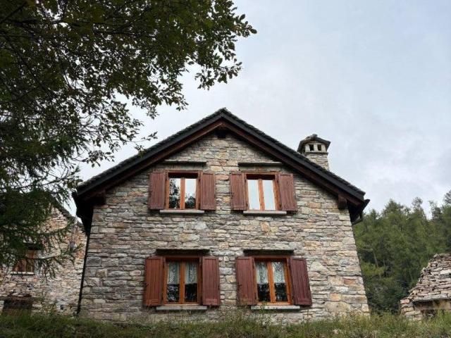 Villa Indipendente in vendita a Gaggio, Montecrestese