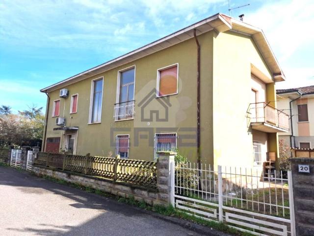 Villa Indipendente in vendita a Casazza, Monticelli d'Ongina