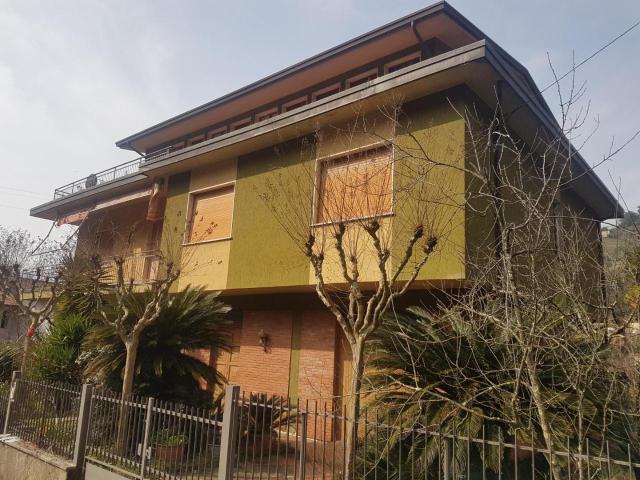 Villa Indipendente in vendita a Piazza, Montignoso
