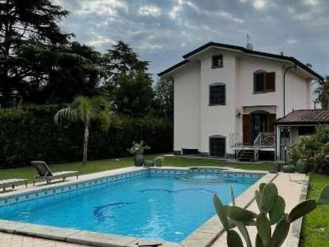 Villa Indipendente in vendita a Montignoso, Massa