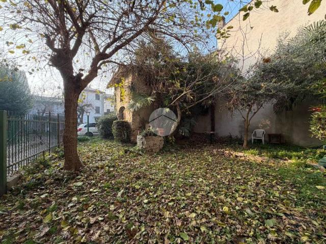 Villa Indipendente in vendita a Monzambano, Lombardia