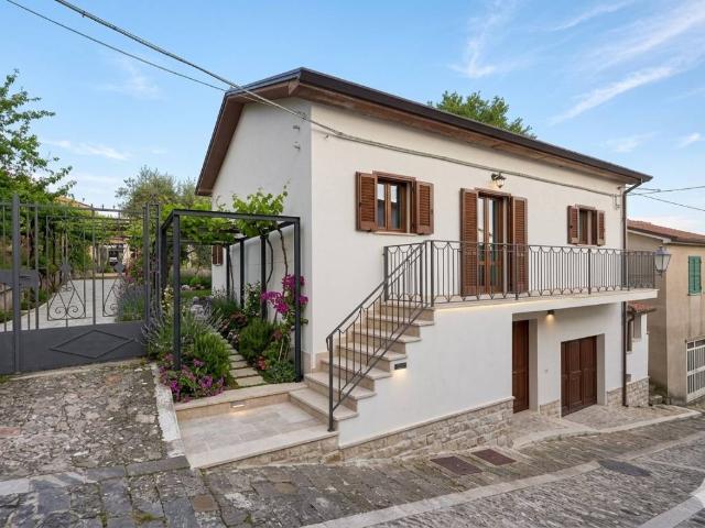 Villa Indipendente in vendita a Morra De Sanctis, Campania