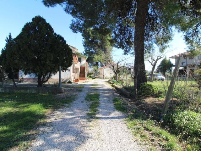 Villa Indipendente in vendita a Mosciano Sant'angelo, Abruzzo