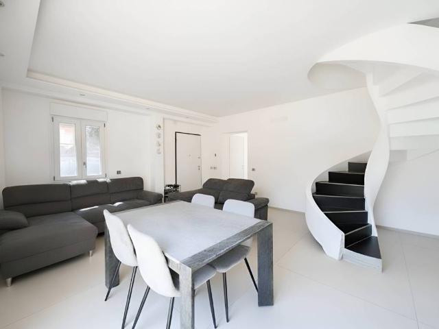 Villa Indipendente in vendita a Solaro, Mozzate