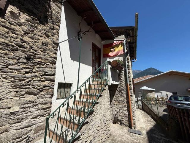 Villa Indipendente in vendita a Musso, Lombardia