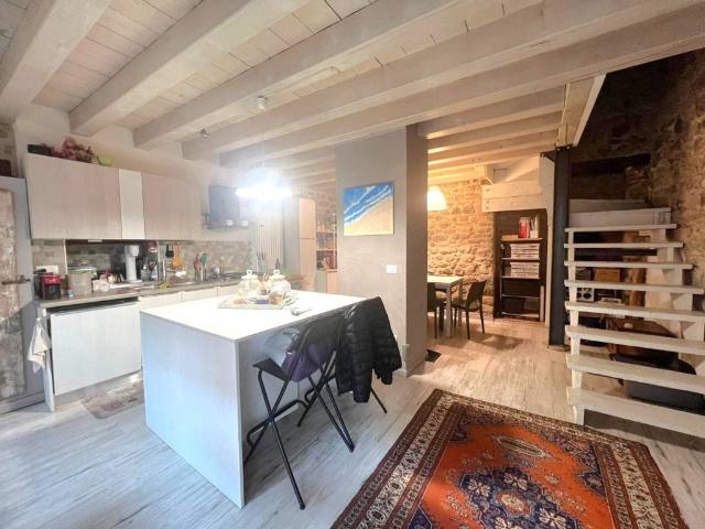 Villa Indipendente in vendita a Dernago, Nave