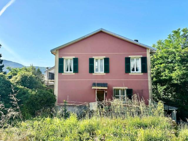 Villa Indipendente in vendita a Ne, Liguria