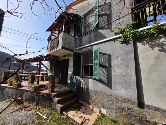 Villa Indipendente in vendita a Neirone, Liguria
