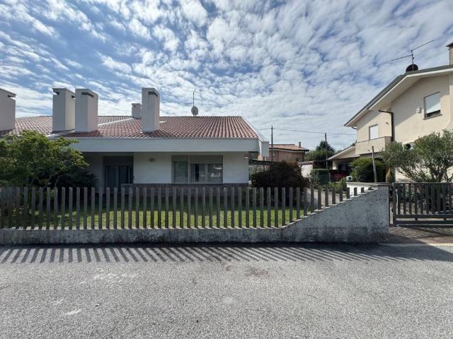 Villa Indipendente in vendita a Noventa Vicentina, Veneto