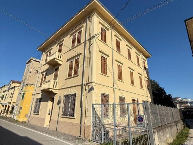 Villa Indipendente in vendita a Ostiglia, Lombardia
