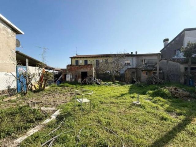 Villa Indipendente in vendita a Ostiglia, Lombardia