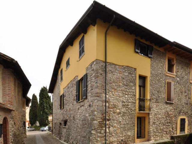 Villa Indipendente in vendita a Padenghe Sul Garda, Brescia