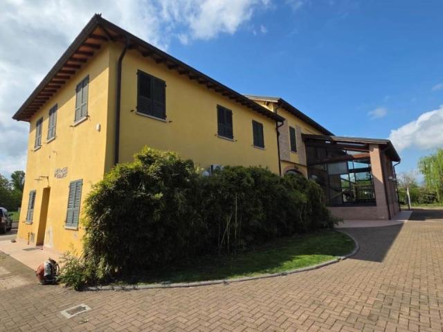 Villa Indipendente in vendita a Lubiana, Sorbolo