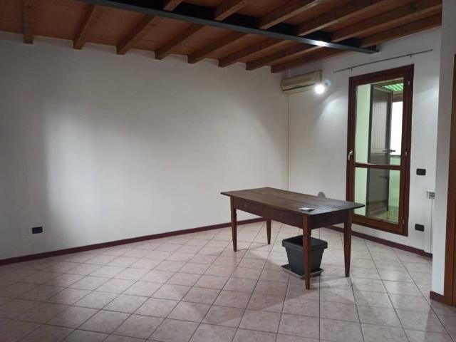 Villa Indipendente in vendita a Lubiana, Sorbolo