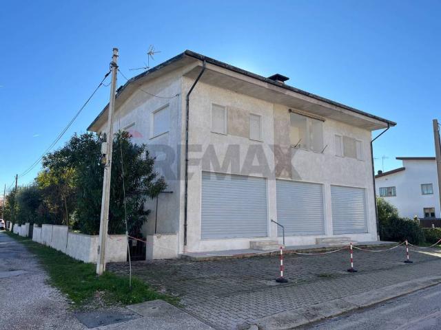 Villa Indipendente in vendita a Pasian Di Prato, Friuli-Venezia Giulia