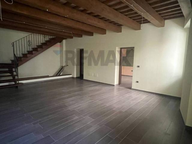 Villa Indipendente in vendita a Quartiere Mercatale, Marche