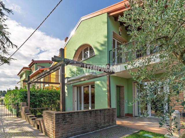 Villa Indipendente in vendita a Peschiera Del Garda, Veneto