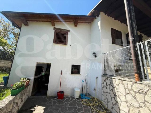 Villa Indipendente in vendita a Pescorocchiano, Lazio