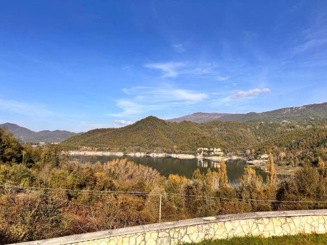 Villa Indipendente in vendita a Pescorocchiano, Lazio