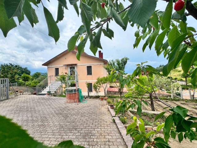 Villa Indipendente in vendita a Lago, Petruro Irpino