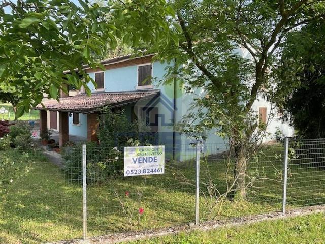 Villa Indipendente in vendita a Baia del Re, Piacenza