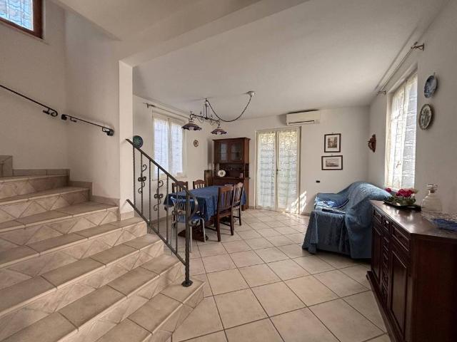 Villa Indipendente in vendita a Quartiere dei poeti, Pineto