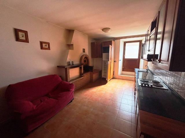 Villa Indipendente in vendita a Pioraco, Macerata