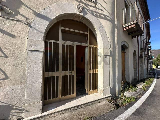Villa Indipendente in vendita a Pizzone, Molise