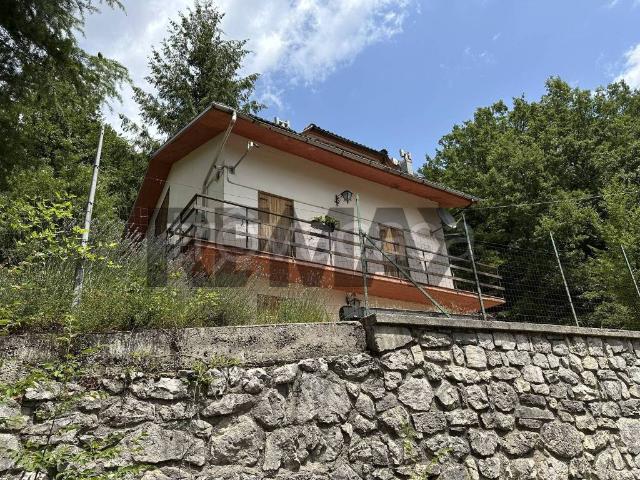 Villa Indipendente in vendita a Pizzone, Molise