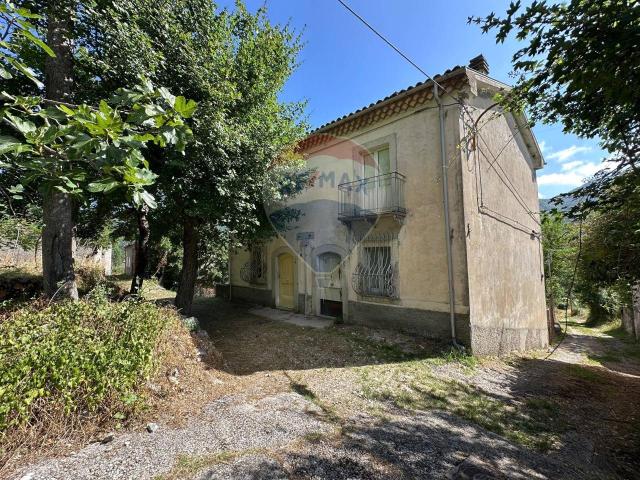 Villa Indipendente in vendita a Pizzone, Molise