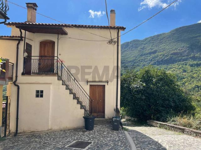 Villa Indipendente in vendita a Pizzone, Molise