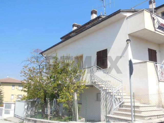 Villa Indipendente in vendita a Poggio Picenze, Abruzzo