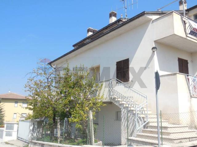 Villa Indipendente in vendita a Poggio Picenze, Abruzzo