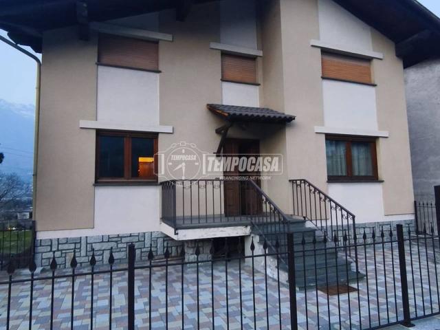 Villa Indipendente in vendita a Pollein, Aosta