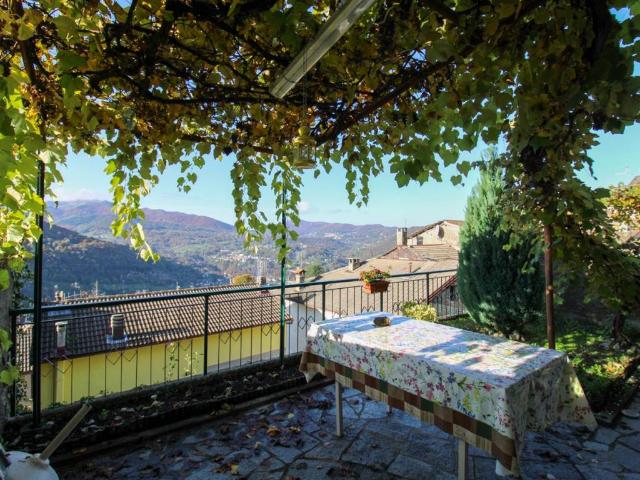 Villa Indipendente in vendita a Ponna, Lombardia