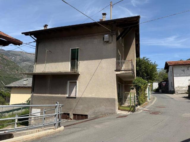 Villa Indipendente in vendita a Pontey, Aosta