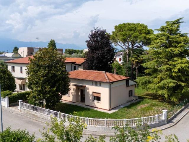 Villa Indipendente in vendita a Pordenone, Friuli-Venezia Giulia