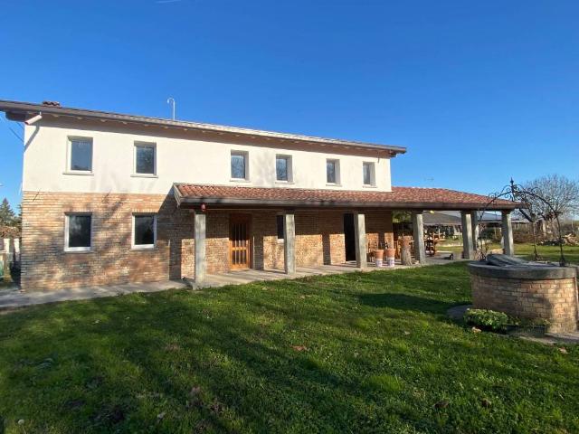 Villa Indipendente in vendita a Portogruaro, Veneto