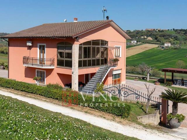 Villa Indipendente in vendita a Contrada Montecanepino, Marche