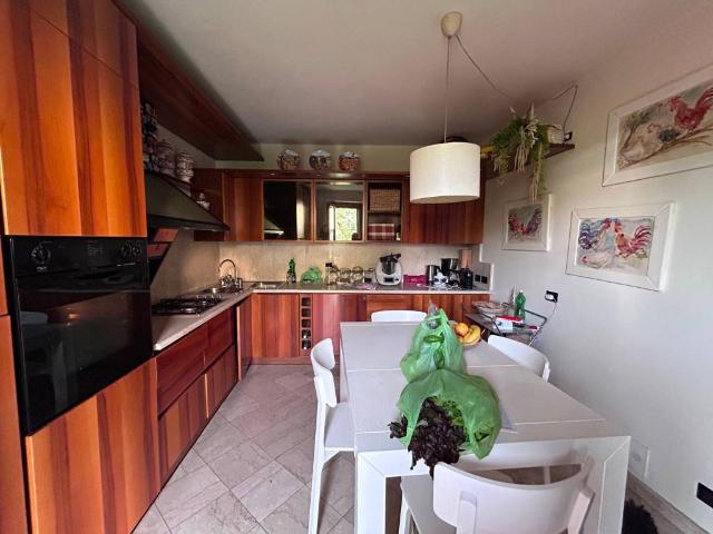 Villa Indipendente in vendita a Prato, Toscana