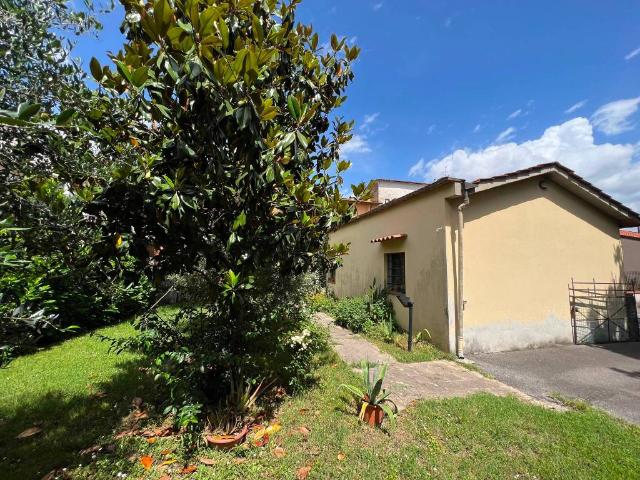 Villa Indipendente in vendita a Capezzana, Prato