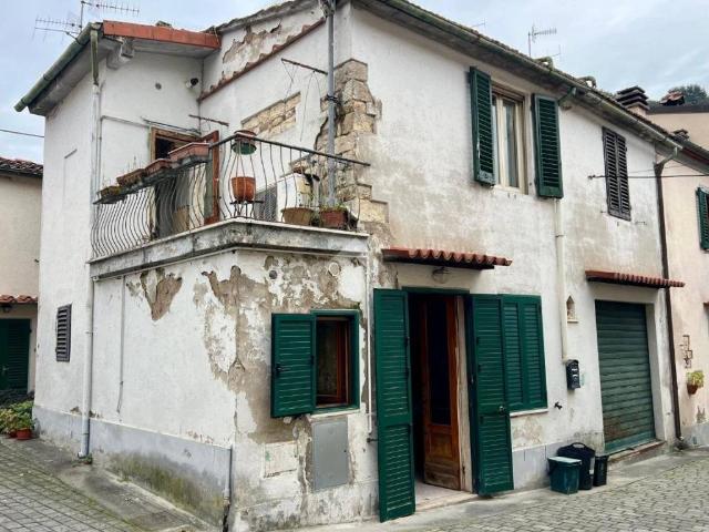 Villa Indipendente in vendita a Prato, Toscana
