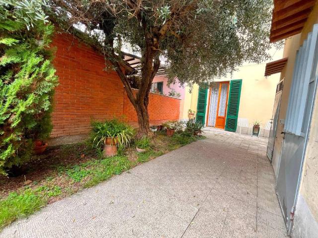Villa Indipendente in vendita a Capezzana, Prato