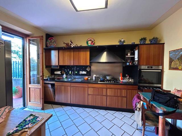 Villa Indipendente in vendita a Prato, Toscana