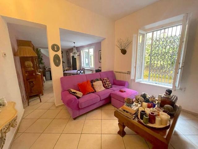 Villa Indipendente in vendita a Centro Direzionale, Prato