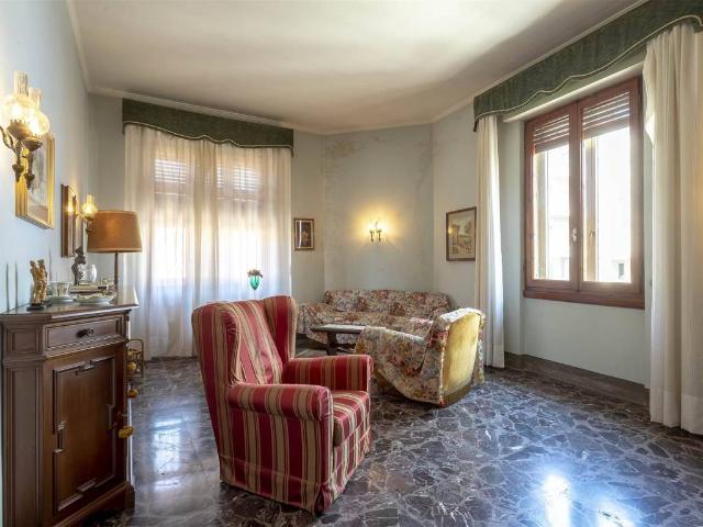 Villa Indipendente in vendita a Prato, Centro Direzionale