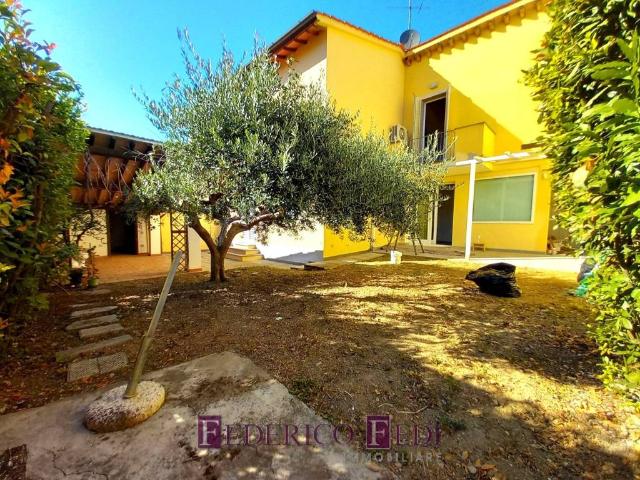 Villa Indipendente in vendita a Prato, Mezzana