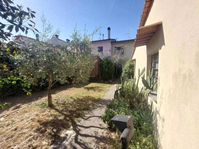 Villa Indipendente in vendita a Capezzana, Prato